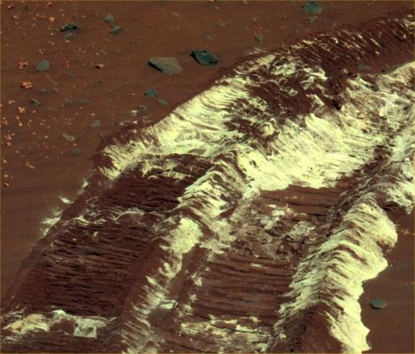 Saltland, in false colors (1) - Sol 788
Solo un commento: in relazione a quanto visto in passato nei frames in true o approximately true colors della Regione di Gusev Crater, queste elaborazioni in falsi colori delle trincee scavate da Spirit nei pressi della collina McCool ci sembrano - ancora una volta - di gran lunga più belle, realistiche e convincenti delle relative versioni in colori naturali o, come dicono alla NASA, "approssimativamente veri".
Da notare inoltre il totale silenzio NASA sulle modalità adottate nonchè sulla facilità (almeno apparente) con cui queste enormi trincee sono state scavate dal "menomato" Rover Spirit. Un vero peccato che le domande ai quesiti davvero interessanti non trovino mai - ma proprio MAI! - una risposta...
Parole chiave: Martian Surface - possible salt and sulphate underground deposits - Controversial