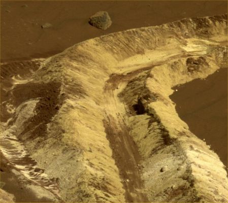 Saltland, in natural colors (3) - Sol 788
Un grande plauso alla caption originale NASA la quale, sebbene lunga ed articolata, è riuscita a non dirci assolutamente nulla di nuovo, nè di utile, nè di interessante, nè di significativo in relazione a queste interessanti e, per tanti versi, enigmatiche peculiarità presenti nella zona situata alle pendici e nei dintorni delle Columbia Hills.

Un ottimo lavoro, davvero.
Parole chiave: Martian Surface - possible salt and sulphate underground deposits