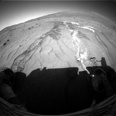 In the "salty" kingdom (1) - Sol 799
Una serie di immagini che mostrano non solo l'enorme quantitativo di (ipotetici) cristalli di sale che giacciono appena al di sotto della superficie su cui Spirit si sta muovendo, ma anche - frame 3 - l'incredibile voragine che il Rover è riuscito a scavare. Già: una trincea di proporzioni (almeno in apparenza) talmente grandi da farci - ancora una volta - dubitare profondamente circa la correttezza della temperatura superficiale del Pianeta Rosso, come ufficialmente dichiarata da NASA ed ESA (sarete d'accordo con noi che un terreno a temperatura media abbodantemente sotto lo zero, e con punte notturne fra i -50 ed i -70°C, non dovrebbe essere tanto semplice da intaccare, eppure...).
Parole chiave: Martian Surface - possible salt and sulphate underground deposits