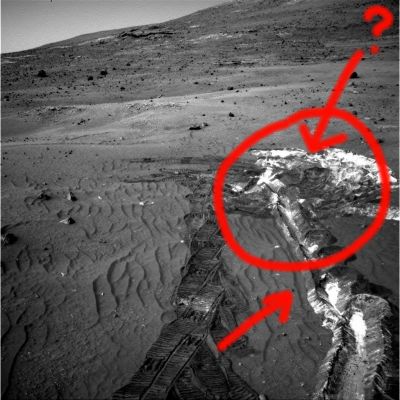 In the "salty" kingdom (3) - Sol 799
Giudicate Voi stessi: nelle Cerchiature Rosse (ed in particolare nell'area posta in posizione superiore) vediamo come e quanto il terreno Marziano sia stato "disturbato". A nostro parere, una simile attività di scavo NON sarebbe assolutamente possibile qualora l'ambiente su cui Spirit sta lavorando fosse realmente quello ipotizzato dai rilievi superficiali effettuati dagli stessi MER e divulgati - con parsimonia e, riteniamo, poca accuratezza - dalla NASA.
Ci siamo già più volte pronunciati in passato su questa materia, e ci scusiamo per essere ripetitivi ma, a nostro parere, sono queste - più ancora delle pseudo-rocce e di altre Anomalìe Superficiali "classiche" - le vere incongruenze sulle quali occorrerebbe lavorare, riflettere e, quindi, fare chiarezza. 

Se Spirit fosse realmente danneggiato in maniera seria, come è possibile che riesca a compiere questi "scavi miracolosi"?
Se Marte fosse realmente freddo così come ci viene detto, perchè la sua superficie non ghiaccia?
Parole chiave: Martian Surface - possible salt and sulphate underground deposits - Controversial