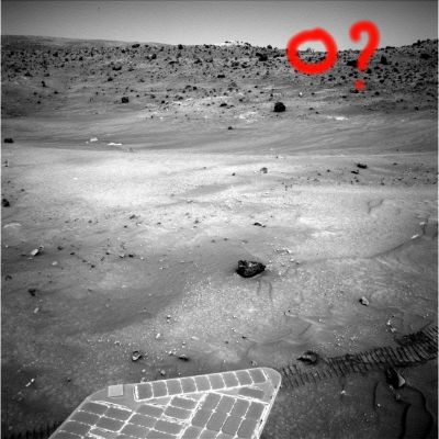 The Martian "Tree": a new unexplainable surface Anomaly (2) - Sol 801
Caption NASA:"Right NavCam Non-linearized Full frame EDR acquired on Sol 801 of Spirit's mission to Gusev Crater at approximately 11:13:32 MLT".

Nota: qualche Lettore, forse anche giustamente, di tanto in tanto ci dice "ma come mai tutti i dettagli che chiamate Anomalìe sono sempre così minuti, difficili da vedere e da interpretare? Non può essere che si tratti solo di sviste determinate proprio dalla minuzia del particolare". 
La domanda non è affatto stupida e noi rispondiamo con piacere. Si, è vero: la maggior parte delle Anomalìe (il 99,99%) è costituita da dettagli e da minuzie ed è pure possibile che, in un certo numero di casi, noi (come qualsiasi Anomaly Hunter) veniamo tratti in inganno. 


Il problema è che, a nostro parere, la Verità - in tutti i Campi, ma in questo forse più che in tanti altri - si manifesta proprio attraverso i dettagli. E la Verità, nel Campo della Ricerca della Vita oltre la nostra Terra, potrebbe sostanziarsi in una realtà sottile, elusiva, diversa da come l'aspettiamo, da come la immaginiamo e da come supponiamo di poterla vedere (e questo dimenticandoci per un attimo del Cover-up, delle manipolazioni e delle censure vere e proprie). 
In altre parole: quello che cerchiamo, a nostro parere, in parte ci è stato nascosto, ed in parte...si nasconde. 
In uno scenario simile, l'unica chiave che noi abbiamo per aprire la porta sull'Ignoto è data, forse, proprio dalla ricerca del dettaglio. 

O no?!?...
Parole chiave: Controversial Frame
