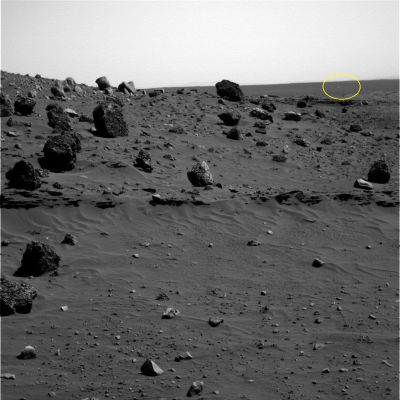 Bright light on Mars: photoartifact or Fast Moving Object? (1) - Sol 802
Un'attentissima lettura di alcuni frames relativi al Sol 802 da parte del nostro Amico e Socio Gianluigi Barca ci servono da spunto per operare una riflessione: quando vediamo qualcosa di "strano" nei frames NASA, come fare a distinguere un'Anomalìa vera e propria da un semplice vizio del frame (un "photoartifact", come si dice in "gergo", il quale può avere 1000 cause - le più comuni ricondicibili a corpi estranei, tipo microgranuli di polvere, ad es., intrappolati nelle ottiche della fotocamera; minuscoli graffi della lente impiegata per lo scatto; errori o gaps occorso/i durante la trasmissione dei dati a Terra etc.)? Una risposta valida in assoluto non esiste, come abbiamo già detto; una risposta "abbastanza" valida la si può rinvenire nell'unione fra l'analisi sequenziale del frame (o dei frames) che mostra la presunta Anomalìa in rapporto ai frames immediatamente precedenti e successivi, ben miscelata alla sensibilità ed esperienza del Ricercatore Analista.
Parole chiave: Mars Panorama - Controversial