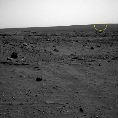 Bright light on Mars: photoartifact or Fast Moving Object? (3) - Sol 802
Un punto che "cambia" solo se cambia l'occhio della PanCam che guarda e che fissa l'immagine. In altre parole: il dettaglio/presunta Anomalia non è funzione del paesaggio ripreso! Esso è funzione della fotocamera che riprende.
Questa considerazione, anche se - ovviamente - possiamo sbagliarci, è di regola sufficiente per concludere che il dettaglio investigato NON E' un dettaglio reale, bensì il risultato di un vizio dell'immagine (photoartifact, o aberrazione o quant'altro).

L'attività investigativa svolta da ognuno di noi (Ricercatore, Appassionato o semplice Amateur) è soggetta, per essere credibile, ad un processo che chiamiamo "Validazione". 
E la Validazione non è affatto finalizzata a nullificare il prodotto di una ricerca: anzi! Essa è la cartina di tornasole che ci permette di distinguere (e di aiutare gli altri a distinguere) fra "sensazione" e "realtà oggettiva"
Ottimo, quindi, il lavoro svolto dal Dr Barca, ed ottimo il lavoro svolto dalla nostra Staff!
Parole chiave: Mars Panorama - Controversial