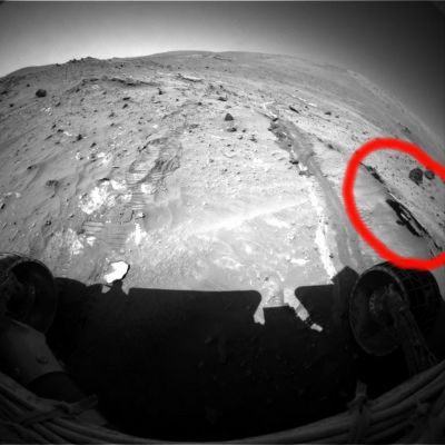 More "Razorblades"...near Mc Cool Hill - Sol 805
Caption originale:"Right Front HazCam Non-linearized Full frame EDR acquired on Sol 805 of Spirit's mission to Gusev Crater at approximately 12:45:08 MLT".

Cerchiatura Rossa: razorblades o, comunque, rilievi del tutto analoghi a quelli che, in area Meridiani Planum, vengono così identificati. Domanda: ma siamo proprio certi che simili caratterizzazioni superficiali dipendano dalla (sola) presenza dell'acqua in epoche remote?!?...
Parole chiave: Martian Surface - Razorblades