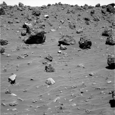 Boulder Field (1) - Sol 806
Macigni enigmatici (tutti prodotti di eventi vulcanici, continuano a dire alla NASA) circondano Spirit mentre cerca di avvicinarsi al suo rifugio invernale (nei pressi della McCool Hill). 
Si tratta, senza ombra di dubbio, di un paesaggio davvero "alieno" e, se osservate i frames a schermo pieno, noterete tanti altri piccoli dettagli di grande interesse e curiosità...
Parole chiave: Mars rocks, sand and debris - Boulder Field