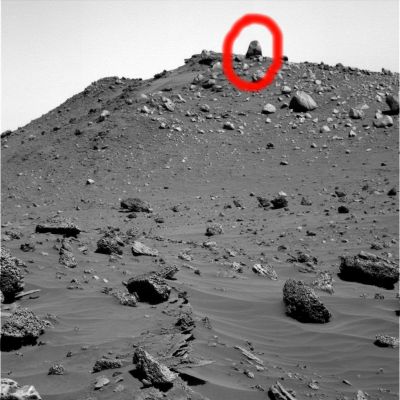 Boulder Field (3) and a "lookout rock" - Sol 806
Cerchiatura Rossa: "lookout rock" ovvero un "macigno vedetta" - si usa questa espressione per indicare un rilievo il quale si alza su tutti gli altri come farebbe una vedetta - appunto - qualora volesse meglio osservare l'orizzonte. Una roccia anomala, bizzarra nel colore, nella forma e, come sempre, nell'equilibrio...
Parole chiave: Mars rocks, sand and debris - Boulder Field