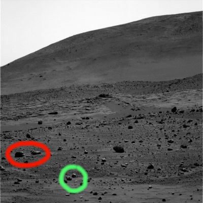 On the slopes of McCool... (1) - Sol 823
Cerchiatura Rossa: due macigni dalla forma curiosa ed in equilibrio (come sempre o quasi...) assai precario.

Cerchiatura Verde: roccia con fenditura frontale a forma di "V", inclinata(Sx) e roccia con enorme "buco" frontale (Dx). 

Si tratta di stranezze, senza dubbio, che forse non vogliono dire nulla o che magari, d'altro canto, potrebbero iniziare a dirci una importante ed interessante parte del tutto. Ma la NASA, ovviamente, queste "cose" non le vede e, se le vede, non le ritiene rilevanti.

Caption originale:"Left PanCam Non-linearized Full frame EDR acquired on Sol 823 of Spirit's mission to Gusev Crater at approximately 12:21:04 MLT.
Camera commanded to use Filter 7 (432 nm)".
Parole chiave: Mars Rocks, Sand and Debris - Bizarre Surface Feature