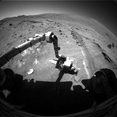 Dark Sky over Spirit - Sol 825
Caption NASA:"Right Front HazCam Non-linearized Downsampled EDR acquired on Sol 825 of Spirit's mission to Gusev Crater at approximately 12:25:51 MLT".

Siamo poco oltre il mezzogiorno (ora locale), ma il Cielo di Marte ci appare limpido e molto scuro, così come dovrebbe essere il cielo di un pianeta la cui atmosfera è oltremodo rarefatta. Ma noi sappiamo, attraverso quello che ci mostrano tanti altri frames, sia in b/n, sia a colori, che la realtà è diversa e che il Cielo di Marte, in realtà, non è affatto buio come appare in questo ed in altri frames similari.
Un'immagine che deve far riflettere.
Parole chiave: Postcard from Mars - Gusev Crater - McCool area