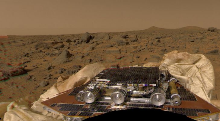 Mars Panorama: photomosaic - Sol 1
Giunzioni fatte male, parte del frame predisposto per la visione anaglifica (3D) - alla Vostra Sx - ed incredibili errori nel montaggio dei diversi pezzi dell'immagine complessiva: fretta o totale incompetenza? Sia nell'uno che nell'altro caso, la NASA - in situazioni come questa - è inescusabile!

Caption originale:"The Sojourner rover and undeployed ramps onboard the Mars Pathfinder spacecraft can be seen in this image, by the Imager for Mars Pathfinder (IMP) on July 4 (Sol 1). This image has been corrected for the curvature created by parallax. The microrover Sojourner is latched to the petal, and has not yet been deployed. The ramps are a pair of deployable metal reels which will provide a track for the rover as it slowly rolls off the lander, over the spacecraft's deflated airbags, and onto the surface of Mars. Pathfinder scientists will use this image to determine whether it is safe to deploy the ramps. One or both of the ramps will be unfurled, and then scientists will decide whether the rover will use either the forward or backward ramp for its descent".
Parole chiave: Mars Panorama