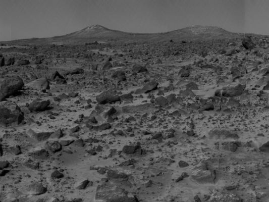 Twin Peaks - Sol 4
Original caption:"The two hills in the distance, approximately 1,6 Km away, have been dubbed the "Twin Peaks" and are of great interest to Pathfinder scientists as objects of future study. The white areas on the left hill, called the 'Ski Run' by scientists, may have been formed by hydrologic processes".

Nota: non sembra anche a Voi che il "Peak" alla Dx del frame assomigli, in maniera davvero impressionante, ad un'altra collinetta Marziana - molto famosa - e conosciuta come Husband Hill?!?
