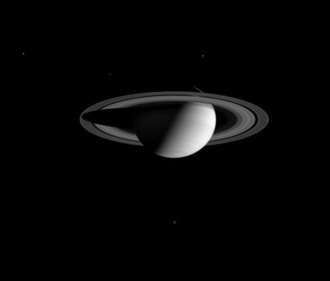 Saturn and Family
Caption NASA originale:"Satellites visible in this image are (clockwise from upper left): Dione (1.118 Km or 695 miles wide), Enceladus (499 Km or 310 miles wide), Tethys (1.060 Km or 659 miles wide), Mimas (398 Km or 247 miles wide) and Rhea (1.528 Km or 949 miles wide). 
The image was taken in visible red light on Aug. 1, 2004, at a distance of 7.8 MKm (4.8 million miles) from Saturn. The image scale is 464 Km (288 miles) per pixel". 
Parole chiave: Saturn and Company