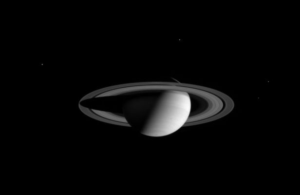 Saturn and 4 Moons from 8.900.000 Km
caption NASA originale:"Saturn's Moons visible in this image are (clockwise from upper left): Tethys (1060 Km wide); Dione (1118 Km wide); Enceladus (499 Km wide) and Mimas (398 Km wide). 
The image was taken in visible red light at a distance of 8,9 MKM (5.5 million miles) from Saturn". 
Parole chiave: Saturn and Company