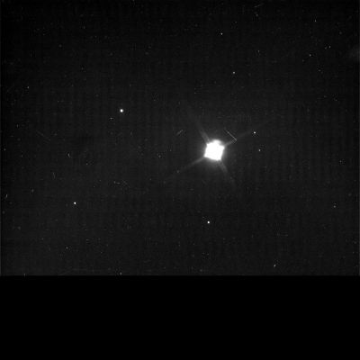 What is this?!? (1)
Esistono centinaia di immagini negli archivi relativi alle raw-images della Sonda Cassini-Huygens che riprendono oggetti imprecisati che si trovano nello Spazio di Saturno. Nella maggior parte dei casi si tratta dei Satelliti (Maggiori e Minori) del Pianeta o di particelle cosmiche (raggi cosmici, forse) che lasciano strane tracce (punti e strisce). In altri casi, la risposta è lasciata al buon senso ed alla prudenza di chi guarda. Secondo noi questa luce è il Satellite Rhea, sovraesposto. E secondo Voi?...
Parole chiave: The E-Ring of Saturn - Controversial