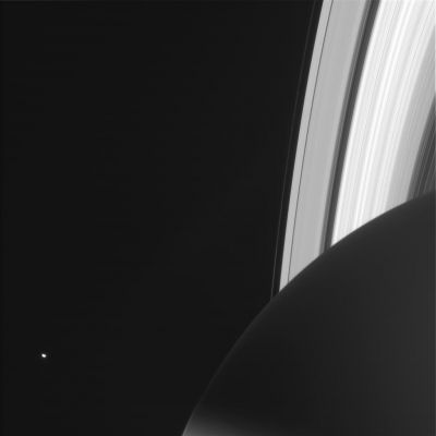 Saturn (and Titan?) in the darkness
A volte, quando invitiamo i nostri Lettori ad immaginare, mentre guardano le "istantanee dell'Universo", di "essere lì", sospesi in una sorta di abisso senza confini visibili, circondati da oggetti maestosi ed impenetrabili, pensiamo al film "2001 - Odissea nello Spazio", quando Dave Bowman esce nello Spazio di Giove a bordo della sua navetta, per andare a vedere il Monolito da vicino. Questo frame, in qualche modo, ci ricorda quella sequenza e noi ve lo proponiamo...
Parole chiave: Saturn and Company