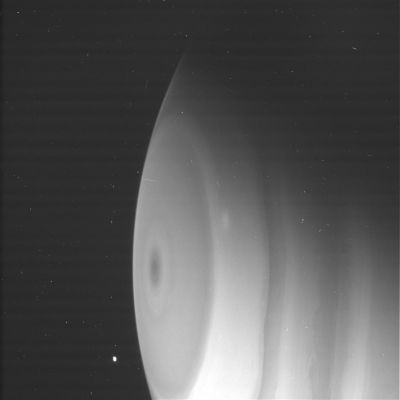 Saturn - N00014879 (A Satellite or something else? - 1)
Questo frame ed il successivo sono simili a tantissimi altri ripresi dalla Sonda Cassini-Huygens. Non sono particolarmente belli o interessanti, ma abbiamo deciso di proporli ugualmente perchè mostrano un evento che, laddove non spiegato, è idoneo ad ingenerare malintesi. Come potete vedere c'è una luce vicino (relativamente, ovvio...) al Polo Sud di Saturno, leggermente in basso. Nel frame successivo, la stessa luce (la stessa?) si è decisamente spostata. Noi pensiamo che si tratti di uno dei tantissimi...
Parole chiave: Saturn and Company