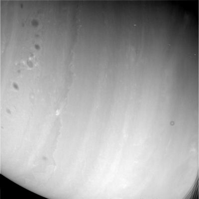 Saturn and many dark spots and swirls on the surface
Immagine di Saturno ripresa da una distanza di poco superiore ai 7 milioni di Km. Abbiamo scelto questo frame a causa dei notevoli dettagli superficiali che sono agevolmente osservabili senza la  necessità di processare ulterioremente la fotografia. Potete vedere svariate nuvole bianche (probabilmente composte da vapore acqueo); una miriade di uragani scuri e di modeste dimensioni - sulla Sn -; i bordi frastagliati di una perturbazione di dimensioni quasi planetarie - sempre sulla Sn, ma più vicino al centro dell'immagine -; una porzione degli anelli (a Dx in basso) ed un paio di strisce luminose che - come dicono alla NASA - dovrebbero essere tracce lasciate dal passaggio di "raggi cosmici". Insomma: quasi tutta la fenomenologia tipica di Saturno in un solo frame!
Parole chiave: Saturn