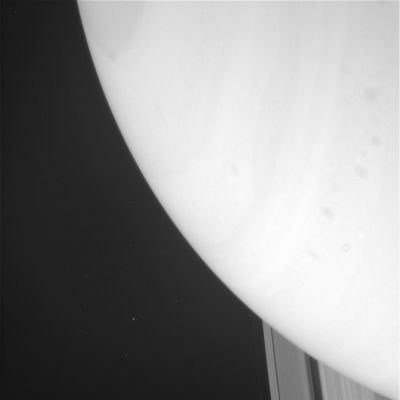 Saturn and something else...
Di frames come questo, ogni giorno, ne giungono sulla Terra a decine, forse a centinaia. Noi cerchiamo di esaminarne il maggior quantitativo possibile (circa la metà di quelli che la NASA rende disponibili) e, di tanto in tanto, ci imbattiamo in qualche anomalia (o "stranezza", se Vi piace di più), come quella che Vi proponiamo ora. Dovete espandere l'immagine sino a full-size e poi guardare nel Cielo di Saturno, circa a mezza altezza dell'immagine. Sono visibili alcune stelle e poi una piccola traccia luminosa che sembra lasciarsi dietro una scia. Secondo noi non è un raggio cosmico (le loro tracce sono differenti); di certo non è un Satellite minore di Saturno (non c'è nel frame precedente nè in quello successivo) e non sembra una stella. 
E allora cos'è?...
Parole chiave: Saturn - Controversial