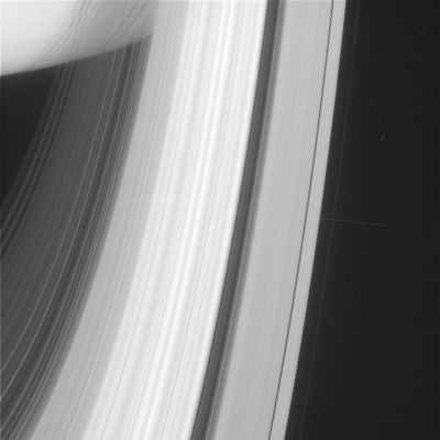 Saturn
Alcune immagini, a volte, le selezioniamo "a caso" (per esempio quando il soggetto ripreso è interessante ma ce ne sono davvero un'infinità di altre simili); altre volte, invece - ed in tutta sincerità - le prendiamo solo perchè sono "belle". Questa immagine di Saturno, ripresa da una distanza di circa 4,7 milioni di Km, è - secondo noi - molto bella. Saturno ed il suo imponente - ancorchè delicato - sistema di anelli si vedono benissimo, così come molto bene si vedono due tracce lasciate - forse - da raggi cosmici: la prima, piuttosto piccola e debole, la potete distinguere in alto, appena all'esterno dell'F-Ring, e la seconda, davvero molto lunga e luminosa (e che pare "tagliare" gli Anelli), appena più sotto rispetto alla prima, verso la Dx dell'Osservatore.
Parole chiave: Saturn's Rings