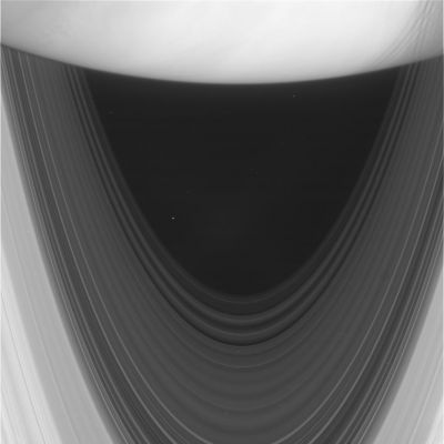 Saturn from about 4.000.000 Km
Saturno è sempre più vicino ed i dettagli che caratterizzano i suoi anelli si fanno sempre più chiari. Purtroppo non siamo in grado di dire se le sorgenti luminose puntiformi visibili in questa immagine sono degli oggetti reali o dei difetti emersi durante l'attività di processo dei dati. Si tratta comunque di "punti luminosi ripetitivi" (ossìa essi appaiono, più o meno allo stesso punto, in più frames) e questo ci fa propendere per l'ipotesi che si tratti di oggetti reali. La seconda domanda attiene la natura di questi oggetti: si tratta di corpi appartenenti al Sistema di Saturno o di stelle fisse che si vedono in campo lungo? La risposta, in questo caso - tenendo ferma la premessa secondo cui siamo davanti ad oggetti reali -, è relativamente semplice: si dovrebbe trattare di oggetti appartenenti al Sistema di Saturno. Le stelle, infatti (anche le più luminose), dovrebbero essere cancellate (washed-away) dalla elevata luminosità (glare) che promana dal disco stesso di Saturno.
Parole chiave: Saturn