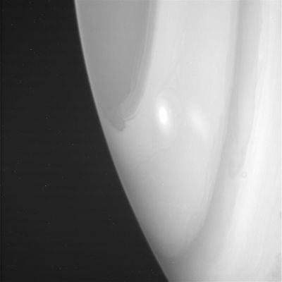 A big "white and round spot" on Saturn
Una configurazione transitoria delle nuvole di Saturno: si è formato, in prossimità del Polo Sud del Pianeta Anellato, un disco di nuvole bianche, molto ben definito nelle sue linee essenziali. Un uragano, probabilmente, che scarica la sua immensa energia negli strati superiori dell'atmosfera di Saturno e che si esaurirà in qualche giorno.
Parole chiave: Saturn