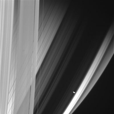 Saturn is not alone... (1)
Guardate questa recentissima immagine proveniente dalla Sonda Cassini-Huygens con attenzione, e poi provate a riflettere sulle conseguenze che una simile (FANTASTICA!) visione potrebbe avere su degli occhi umani.
Non si tratta di una domanda oziosa nè di una sciocca questione retorica: Vi stiamo semplicemente chiedendo di immaginare - se Voi foste "là", in un'ipotetica astronave, a gurdare da un oblò - che cosa provereste osservando "dal vivo", in tempo reale, uno spettacolo del genere. 
Noi crediamo che la vista sia, in generale, il senso che supporta in maggior misura lo "sviluppo globale" dell'Uomo. E quindi, in altre parole, una visione diretta dello Spazio, nelle sue multiformi manifestazioni, potrebbe aiutarci - forse - a "diventare qualcosa di più" (e di meglio).

Si tratta solo di un'opinione, come ovvio, e ci piacerebbe davvero sentire una Vostra voce in proposito...
Parole chiave: Saturn and Company