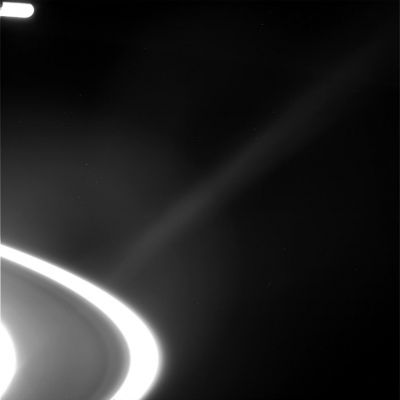 Something is moving: is it a moon or a spaceship? (1)
Ancora un enigma e, ancora una volta l'immagine Ã¨ - secondo noi -davvero difficile da interpretare. Vi offriamo 3 frames ripresi dalla Sonda Cassini i quali ci mostrano la porzione piÃ¹ esterna degli Anelli di Saturno (per altro leggermente sovraesposti) e, in alto, proprio alla Vostra estrema Sn, un oggetto che emana una notevole luce e che, nell'arco dei tre frames, si sposta visibilmente dall'angolo alto a Sn sin quasi al centro del riquadro (ma sempre restando sul margine superiore dell'immagine). Abbiamo subito pensato che si trattasse di una delle lune di Saturno che, come Ã¨ accaduto altre volte, Ã¨ rimasta "mossa" (e cosÃ¬ ci sembra, effettivamente). Ma Ã¨ la rapiditÃ  di movimento dell'oggetto che ci ha lasciati perplessi. Certo Ã¨, perÃ², che non sappiamo (grazie alla pochezza di dati utili rilasciati dalla NASA) l'intervallo di tempo intercorrente fra i vari scatti. Secondi, minuti oppure ore? Ma Ã¨ proprio da questa informazione che dipende la risposta all'interrogativo che intitola le immagini!
Parole chiave: Controversial Image