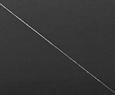 Incredible "Meteor" (?) strikes the upper layers of Saturn's atmosphere (detail mgnf-1)
L'immagine dell'oggetto, una volta sottoposta ad un sensibile (ma non eccessivo) stretching, evidenzia una sostanziale disomogeneità nella intensità luminosa (o, se preferite, nella "tessitura") della striscia.
Ed infatti, come questo ed il successivo dettaglio mostrano bene, essa alterna momenti di "brillamento" a cui fanno contrasto dei momenti in cui la luce dello streak pare indebolirsi sensibilmente. 

Si tratta, come qualcuno avrà probabilmente già intuito, di alcuni segnali visuali caratteristici del passaggio di un "bolide": una meteora, insomma (una shooting star, o stella cadente). 
Un corpo celeste vagante che, passato troppo vicino a Saturno, sta ora andando a dirigersi - viaggiando a grandissima velocità (ipotizziamo intorno ai 40/45.000 Km/h) verso le profondità dell'atmosfera del Gigante Anellato. 
Profondità che, ovviamente, non verranno mai raggiunte, poichè la roccia vagante (o qualunque altra cosa essa fosse...) si sta già disintegrando negli strati superiori della densa atmosfera di Saturno e, nel farlo, sprigiona questa intensa luce che, nel volgere di 1 o 2" (il tempo di esposizione usato, riteniamo, dalla fotocamera di Cassini), ha già disegnato una splendida e luminosissima traccia bianca nell'oscurità.

Parole chiave: Highly Controversial Frame - Cassini Series