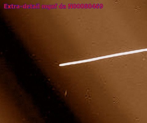 Shooting Star or Alien Spaceship in-transit? (extra detail mgnf)
Nota: frame ORIGINALE NASA, colorizzato da Lunexit MA NON DIGITALMENTE RIPULITO.

Notate la "tessitura" dello streak luminoso: uniforme, alquanto spessa, molto densa, ben definita e cromaticamente omogenea (e ben diversa, quindi, dagli streaks tipici dei "raggi cosmici" così come dai "graffi" e dai photo-artifacts tipicamente derivanti da perdita di segnale).
Parole chiave: Saturn - Upper Atmosphere - Highly Controversial Frame