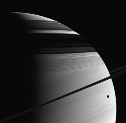 The Kingdom of Beauty
Abbiamo da tempo notato che le immagini di Saturno (e/o di Giove) e dei loro Sistemi non sembrano interessare i Lettori. Non è solo il counter che esprime "quante volte" un frame è stato aperto che parla e ci racconta, bensì anche gli altri indici statistici che ci informano su quanti Visitatori sono entrati in ciascuna Sezione o sub-Sezione del Sito. Ebbene, quando verifichiamo questi dati per le sub-Sezioni dedicate a Giove e Saturno, la delusione è grande. Forse la colpa è nostra, ci siamo detti, perchè non riusciamo a rendere 'accattivante' il Regno dei Giganti Gassosi...O forse la colpa, se di colpa si può parlare, è dei media i quali, spesso e volentieri, parlano - anche a vanvera - di Marte e/o della Luna, ma molto raramente (2/3 volte l'anno) accennano a Saturno (e Titano). Giove, ormai, è solo un ricordo. 
La verità, secondo noi, è che su Marte i media si sono sbizzarriti così tanto che viene quasi naturale interessarsi solo al Pianeta Rosso...Ma attenti: il Futuro, è ben oltre le sabbie di Cydonia!
Parole chiave: Saturn and Companions
