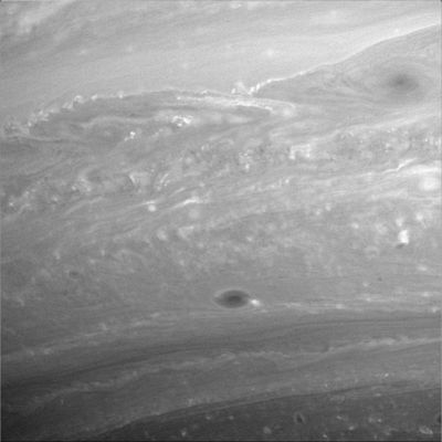 Saturnian Meteorology
Prima del commento NASA ufficiale, un nostro commento: sappiamo che le immagini di Saturno (come quelle di Giove e degli altri Giganti Gassosi)  non "incontrano" molto i gusti dei nostri Lettori. Peccato. 
Peccato perchè questi Mondi non solo sono davvero affascinanti, ma anche perchè essi sono così grandi che basta solo riflettere per qualche istante sulle immagini che proponiamo per capire che cosa renda il nostro lavoro di Divulgatori così splendidamente "bello". 
Pensate: state guardando delle formazioni nuvolose che caratterizzano gli strati superficiali dell'atmosfera di Saturno da quasi 500mila Km. Le osservate da quasi 500mila Km e le VEDETE! Capite che cosa vuol dire questo, in termini anche solo meramente "dimensionali"?!? Vuol dire che la Terra è davvero piccola. E che dire allora dell'Uomo il quale, rispetto alla Terra, è insignificante?!?... 
Pensateci, prima di andare a guardare qualche altra immagine...

There is much to examine in detailed close-ups like this one of Saturn's atmosphere. Scientists are particularly interested in the bright, and in some places turbulent-looking, thin boundary between the large-scale features in the upper half of the image. The characteristic features of this thin boundary might be suggestive of a place where convection is occurring. Convection in Saturn's atmosphere occurs when sufficiently warm air at deeper levels rises to levels where it becomes less dense than the surrounding air. 
Coverage on Saturn extends here from 18 degrees south to 50 degrees south latitude. Contrast in the image was enhanced to aid the visibility of atmospheric features. 

The image was taken with the Cassini spacecraft wide-angle camera on Aug. 19, 2005, at a distance of approximately 487,000 kilometers (302,000 miles) from Saturn using a filter sensitive to wavelengths of infrared light centered at 752 nanometers. The image scale is 25 kilometers (16 miles) per pixel

Parole chiave: Saturn - Atmosphere - upper layers