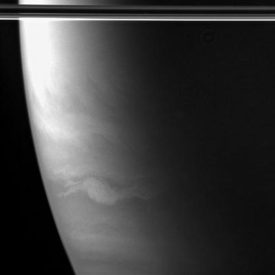 A "Dry Hurricane" on Saturn!
An oval-shaped feature, wider than Earth and with streamers extending out to the East and West, swirls in Saturn's Southern Hemisphere. 
Like the rainbands of a Southern Hemisphere hurricane on Earth, the streamers spiral into the feature in a clockwise direction. 
Unlike Earth's hurricanes, this storm probably contains no liquid water. 
The Planet's equatorial Rings cut across the top of the image. 

The image was taken in wavelengths of polarized infrared light with the Cassini spacecraft wide-angle camera on Oct. 30, 2005, at a distance of approximately 324.000 Km (appx. 202.000 miles) from Saturn. The image scale is about 32 Km (appx. 20 miles) per pixel.
Parole chiave: Saturn - Atmosphere - upper layers