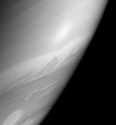 Restless Upper Atmosphere...
Caption originale:"Streamers, swirls and vortices roll across the dynamic face of Saturn. 
Unlike Earth, where most of the weather is driven by the Sun, Saturn's storms and circulation are driven in part by internal heating. Amazingly, the Planet is still contracting (ever so slightly) from its formation, more than 4,5 BY (Billion Years) ago. This gravitational contraction liberates energy in the form of heat. 

The image was taken in polarized infrared light with the Cassini spacecraft narrow-angle camera on March 7, 2006, at a distance of approx. 2,9 MKM (1,8 MMs) from Saturn. 
The image scale is about 17 Km (roughly 10 miles) per pixel".
Parole chiave: Saturn - Atmosphere - upper layers