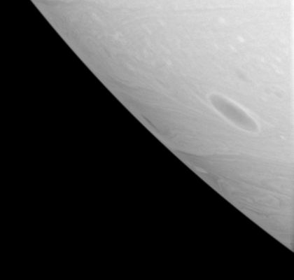 Saturnian turbulences...
Caption NASA originale:"With no solid land to obstruct their progress, dark vortices often roll through Saturn's Atmosphere for months or years, before merging with other vortices. On Earth, the continents usually halt the progress of large storms, like hurricanes. Vortices like these are part of the general circulation pattern of East-West flowing cloud bands, called jets, on Saturn. 

The image was taken using a spectral filter sensitive to wavelengths of infrared light centered at 939 nanometers. The image was obtained with the Cassini spacecraft wide-angle camera on Aug. 16, 2006 at a distance of approximately 259.000 Km (about 161.000 miles) from Saturn. Image scale is roughly 12 Km (about 7 miles) per pixel".

Nota: quando la NASA parla di "distanza da Saturno" (come da Giove, Urano e Nettuno) essa fa convenzionalmente riferimento alla distanza che intercorre fra Sonda e "clouds' top", ovvero lo strato più alto (e l'ultimo) di nuvole, superato il quale inizia lo spazio esterno. In caso di corpi rocciosi, invece, la distanza è riferita allo spazio esistente fra Sonda e "datum" (o altitudine zero) del corpo celeste considerato.
Parole chiave: Saturn - Upper Atmosphere