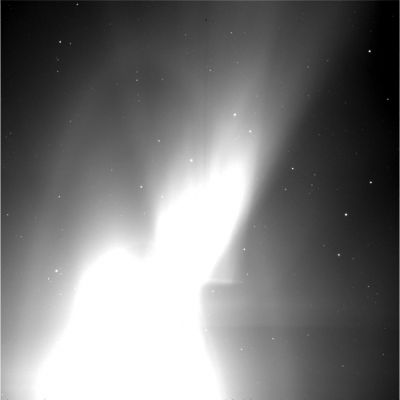 Saturn's Rings overexposed (1)
Vi offriamo 3 frames che, secondo noi, dovrebbero rappresentare Saturno sovraesposto. Qualche tempo fa - come testimoniano i frames che abbiamo inserito in questa Galleria ed i relativi commenti - non eravamo certi che si trattasse di semplice sovraesposizione di un corpo (sia pure molto luminoso) come Saturno e pensavamo che si trattasse di fotografie Up-Sun del Cielo di Saturno oppure che ci fosse un altro oggetto - brillante - nelle immediate vicinanze della Sonda. Ebbene, un pò di studio approfondito delle immagini, unito ad una razionale valutazione di alcuni indizi, ci hanno fatto cambiare idea. L'unico frame che ci ha dato ancora parecchi problemi interpretativi è stato il secondo. Il primo - questo - sembra enigmatico, ma non lo è. Il terzo è il frame decisivo per le nostre conclusioni.
Guardate bene...
Parole chiave: Saturn - Controversial