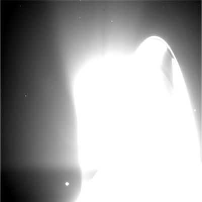Saturn's Rings overexposed (3)
Ed ecco il frame che risolve il (presunto) "mistero": nonostante il bagno di luce, infatti, si vedono emergere - e, secondo noi, anche piuttosto distintamente - gli Anelli di Saturno, sulla Dx dell'Ossevatore. 
Come spesso avviene, i questi casi, la soluzione del mistero porta con sè un pizzico di delusione ma questo fa parte dei rischi che corre chi si occupa di ricerca: per cercare la prova inconfutabile, infatti, occorre anche (talvolta) passare attraverso le immagini sovraesposte e - scusateci il gioco di parole... - superare gli "abbagli" che ne derivano... 
Parole chiave: Saturn - Controversial