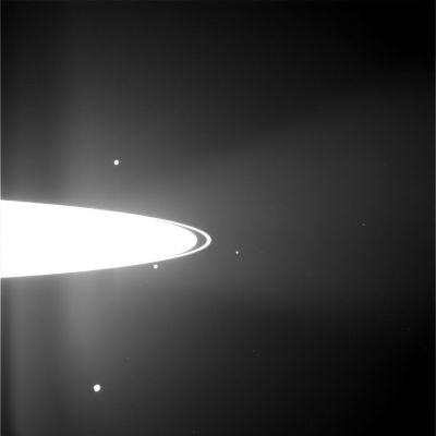 A look at the Saturn's System
Saturno in compagnia di 4 Lune Maggiori (siamo abbastanza certi che 3 delle 4 lune visibili siano Rhea, Mimas e Dione) ed almeno altre 5 o 6 Lune Minori (non crediamo che i piccoli punti luminosi che circondano gli Anelli di Saturno in questo frame siano degli artefatti fotografici).
Un'immagine sovraesposta ma splendida: da collezione!
Parole chiave: Saturn and Companions