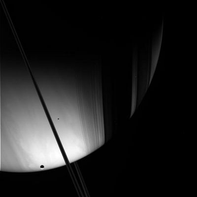How many moons around Saturn? (1) - frame W00009483
Una piccola sequenza fatta di 4 frames che ci mostra 2 delle (tante) lune in transito accanto - almeno dal punto di vista di Cassini - al "Signore degli Anelli". 
A dire il vero si tratta di immagini difficili da interpretare, in quanto non solo sono leggermente "mosse", ma anche estremamente povere in termini di informazioni circostanziali. Non sappiamo, quindi, quali lune stiamo guardando (anche se la più grande e luminosa potrebbe essere Titano); ciò che sappiamo è che, ad un certo punto, gli oggetti luminosi ripresi da Cassini aumenteranno e cambieranno configurazione.

Guardate Voi stessi...
Parole chiave: Saturn and Companions
