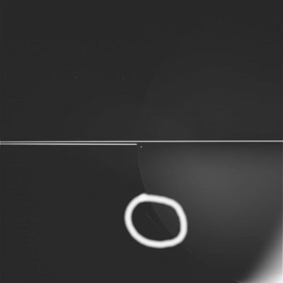 In the darkness...
Un'immagine splendida e suggestiva: Mimas, una delle lune più piccole di Saturno, splende nella notte e tiene "compagnia", con la sua luce, agli Anelli del Gigante, anch'essi luminosissimi (forse anche perchè l'immagine è leggermente sovraesposta). Vi segnaliamo, cerchiata in bianco, una interessante Anomalìa: potrebbe trattarsi di un raggio cosmico (teoria NASA), oppure di un difetto dell'immagine. Oppure si potrebbe anche trattare, come sembra elaborando l'immagine dopo averla portata sino al full-size, di un oggetto luminoso (di enormi dimensioni) in transito nello Spazio di Saturno. In questo caso specifico, quest'ultima ipotesi ci pare la più (incredibilmente...) credibile.
Parole chiave: Saturn and Mimas