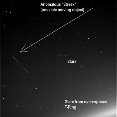 What do some images show? (4)
Nota: lo "streak" lo abbiamo definito anomalo poichè NON si tratta di un photo-artifact (sicuramente) e non pare proprio essere un "raggio cosmico".
Il motivo per cui escludiamo l'ipotesi di "raggio cosmico" deriva dalla circostanza per cui lo "streak" appare, innanzitutto, troppo lungo - esperienza su immagini relative a precedenti "raggi cosmici" confermati come tali dalla NASA alla mano - e poi perchè, operando un'elevata risoluzione del frame, la traccia si risolve in una serie di "puntini" allineati, tipici - anche in fotografia terrestre - della ripresa di un oggetto luminoso in movimento su campo scuro (es. aereo o satellite artificiale in transito).
Parole chiave: Image Details and Explanations