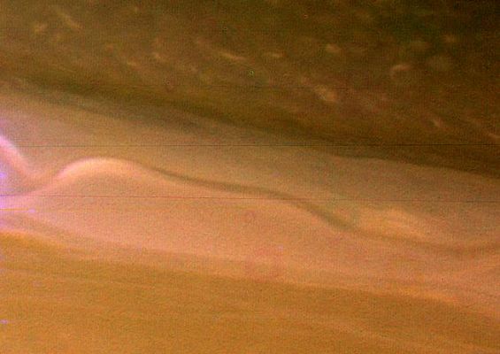 Saturn's Clouds from Voyager 1
caption NASA originale:"This image was obtained on November 10, 1980 when Voyager 1 was at a distance of 3,500,000 kilometers (2,200,000 miles) from Saturn. The smallest resolved features in this photograph are 65 kilometers (40 miles) in diameter. Images with similar resolution indicate that Saturn's circulation is somewhat different from Jupiter's. The maximum westward velocities seen on Saturn are located in the middle of the darker regions, while on Jupiter they are located at the poleward interface between belts and zones". 
Parole chiave: Saturn