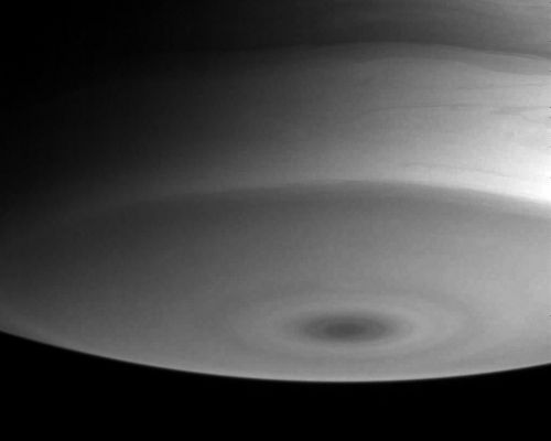 Saturn's South-Pole from approx. 8.900.000 Km
Macchie di nuvole bianche e svariate tempeste "scure" dominano le regioni polari dell'emisfero sud di Saturno in questa immagine ripresa il 18 Agosto 2004 da una distanza di circa 8.9 milioni di Km e con l'uso di un filtro sensibile alle lunghezze d'onda proprie della luce infrarossa. La scala dell'immagine è di 54 Km (33 miglia) per pixel.
Parole chiave: Saturn