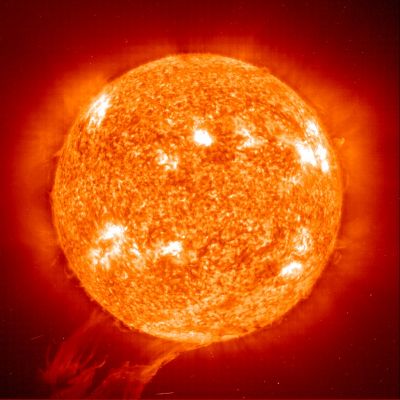 Solar Flares
Caption NASA originale:"On June, 14th, 1999, SOHO observatory recorded this stunning view of an immense prominence erupting from the Sun's southern latitudes. The false-color image was made in the extreme Ultraviolet light produced by ionized Helium atoms in the solar plasma". 
Parole chiave: Sunflares