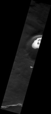 South Polar Crater with residual Ice (CTX Frame)
Per questo frame devono essere ripetuti i medesimi commenti svolti a proposito degli altri rilievi "anomali" Sud-Polari e che possiamo così, sommariamente, riassumere:
1) esistono innumerevoli immagini che 'sembrano' mostrare zone lacustri nell'area Sud-Polare;
2) è poco probabile - nonchè poco credibile - che TUTTE le immagini in questione sìano ingannevoli;
3) è un dato dimostrabile quello attinente il rimpicciolimento dei Poli: i ghiacci polari si stanno ritraendo;
4) un tale fenomeno accade, molto probabilmente, in caso di rialzo della  temperatura del Pianeta (effetto serra?!?);
5) se la temperatura di Marte si è realmente alzata oltre una certa soglia, allora è realmente possibile che, in determinati periodi dell'anno, risulti  possibile trovare acqua allo stato liquido in superficie;
6) se è possibile rinvenire acqua allo stato liquido in superficie, allora bisogna iniziare a riscrivere tutte le teorie sullo 'stato di salute' del Pianeta Rosso;
7) le speculazioni di cui ai punti precedenti...
Parole chiave: Mars from orbit - highly controversial image