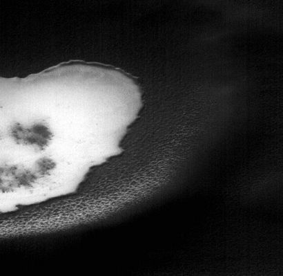 South Polar Crater with residual Ice (EDM)
...urtano vigorosamente con i "dati ufficiali" sul Pianeta Rosso così come forniti dalla NASA.

Tutto ciò premesso, la domanda di chiusura è facile (e la conoscete anche Voi): che cosa stiamo guardando?
Parole chiave: Mars from orbit - highly controversial image