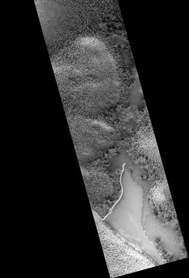 South Polar Lake? (CTX Frame)
Un nuovo rilievo che, ancora una volta, ci fa pensare ad un grandissimo Lago Marziano situato - ancora una volta (ed è questa la coincidenza più significativa, a nostro parere) nell'area Sud-Polare del Pianeta Rosso. 
In questo frame MGS-MOC, il presunto 'Grande Lago' è già chiaramente visibile nella porzione inferiore dell'immagine.

Una prima, ma sostanziale, puntualizzazione possiamo già farla, anche senza aver ancora visto il detail mgnf di questo fantastico rilievo Sud-Polare: se ciò che stiamo osservando è, come sembra davvero essere, un 'lago', allora un ulteriore 'dato tecnico' che forse varrebbe la pena di studiare con maggiore attenzione potrebbe essere quello riguardante il presunto 'effetto-serra' che, da qualche anno, sembra interessare Marte in maniera molto consistente.
I Poli di Marte, come testimoniano svariate immagini Viking, MGS e MARS Express, si stanno ritraendo. Non crediamo di dire una sciocchezza (di dimensioni planetarie...) allorchè supponiamo che questo restringimento sia da...
Parole chiave: Mars from orbit - highly controversial image