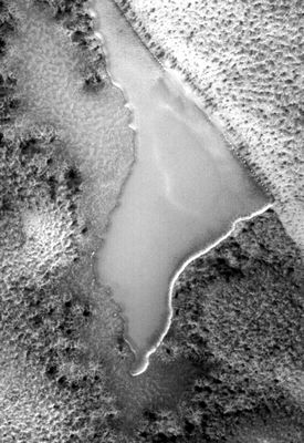South Polar Lake? (EDM)
...attribuire ad un sostanziale 'riscaldamento' dell'atmosfera del Pianeta. E se la temperatura dell'atmosfera di Marte riuscisse effettivamente ad alzarsi, in media, anche di soli 10/12 gradi, la possibilità che, almeno nei mesi estivi, si riesca a vedere acqua allo stato liquido sulla superficie del Pianeta non sarebbe più un'eventualità del tutto remota ed inaccettabile. 
Certo: si potrebbe obiettare che l'atmosfera di Marte è comunque troppo sottile per consentire all'acqua di 'restare sulla superficie', ma Voi provate a pensare a questo "dettaglio": coloro che ci parlano delle caratteristiche dell'atmosfera di Marte sono gli stessi personaggi che nascondono le reali scoperte fatte sulla Luna e che hanno vietato a TUTTI gli Astronauti del programma Apollo di aprire bocca e parlare di ciò che hanno visto.
Ciò premesso, possiamo essere davvero certi dell'effettiva correttezza e genuinità dei dati messi a nostra disposizione dalla NASA?

Che cosa stiamo guardando in quasta immagine?!
Parole chiave: Mars from orbit - highly controversial image