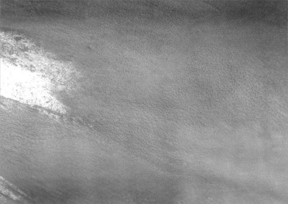 Clouds (RAW and b/w NASA Original Frame)
In questa immagine si possono vedere delle sottili (quasi trasparenti...) formazioni nuvolose che sovrastano le Regioni Presso-Sud Polari di Marte. L'evidente sottigliezza delle nuvole è indicativa della circostanza per cui esse dovrebbero essere composte in larga prevalenza da ghiaccio d'acqua. Da ricordare, quindi, che le formazioni nuvolose "spesse", su Marte, sono invece prevalentemente costituite da polveri.

Image information: VIS instrument;
Latitude: 86,7° South;
Longitude: 212,3° East;
Resolution: 17 meter/pixel.
Parole chiave: Mars from orbit - Clouds