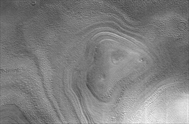 The "South Polar Margin" (1 - RAW and b/w NASA Original Frame)
Caption NASA:"Layers of ice are easily seen in this image of the margin of the South Polar Cap". 

Image information: VIS instrument;
Latitude: - 78,5° North;
Longitude: 116,4° East;
Resolution: 17 meter/pixel.
Parole chiave: Mars from orbit - South Polar "Margin"