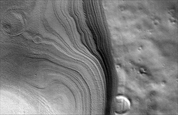 The "South Polar Margin" (2 - RAW and b/w NASA Original Frame)
Image information: VIS instrument;
Latitude: - 78,5° North;
Longitude: 116,4° East;
Resolution: 17 meter/pixel.
Parole chiave: Mars from orbit - South Polar "Margin"