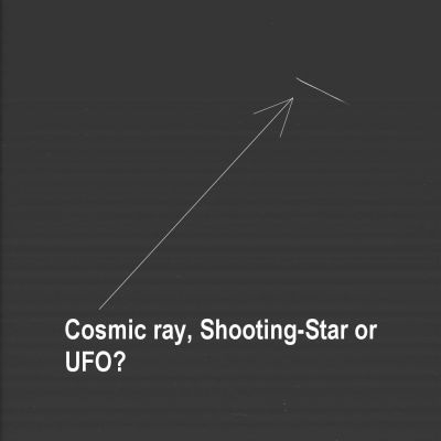 What is that? (context image)
Di che cosa è espressione questa ennesima "striscia" nello Spazio di Saturno? 
La NASA, come sempre, non aggiunge nulla a quello che mostra l'immagine - a parte le consuete (e spesso totalmente inutili) informazioni di contorno al frame e cioè:"N00065622.jpg was taken on September 09, 2006 and received on Earth September 09, 2006. The camera was pointing toward SKY, and the image was taken using the CL1 and CL2 filters".
Allora: escludiamo subito - dopo aver fattoqualche detail mgnf del frame - l'ipotesi per cui si tratti di un image-artifact. 

Che cosa resta? Vediamo: forse un raggio cosmico?

No: perchè, come vedrete meglio nei detail mgnfs che seguono, c'è un "cambio di rotta" - leggero ma evidente - nel movimento del corpo che ha lasciato la traccia.
(un comportamento assolutamente estraneo - a quanto ci è dato sapere - ai raggi cosmici -  che, di regola, "non cambiano rotta". Mai)
Parole chiave: Controversial Frame